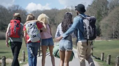 4 k Hipster arkadaşlar giden Festivali veya bir kamp gezisi kırsal kesimde