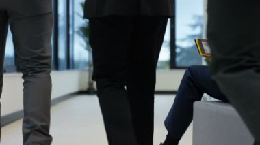 4 k karışık etnik köken iş grubu ayakta pencere ve şehir ofiste sohbet