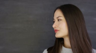 boş kara tahta arka plan üzerinde gülümseyen casual kadın portresi kadar 4k kapatın