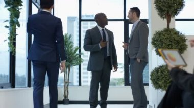 4k iş konuşmaya ve şehir ofiste el sallayarak ilişkilendirir