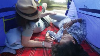 4 k çekici hipster çift samimiyet içinde onların çadır kamp gezisinde paylaşımı