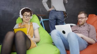 4 k genç iş grup çalışma ve trendy yaratıcı ofiste beyin fırtınası