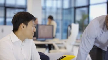4k Ofis, belge üzerindeki getiren iş arkadaşınız tablet bilgisayar kullanarak Asya iş adamı