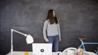 yazı tahtası üzerinde güçlü kolların eşleştirmek için 4 k emin işkadını esneme kasları