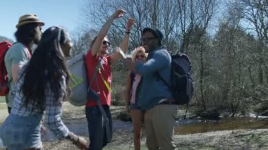 Festival kamp alanında gelen 4 k heyecanlı hipster Grup
