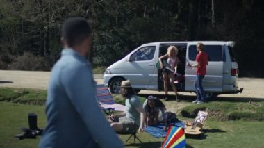 4k hipster adam müzik festivali kamp arkadaşlarıyla gülümseyen portresi