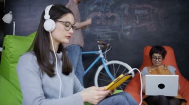 4k gülümseyen işkadını trendy yaratıcı Office dijital tablet üzerinde çalışan portresi