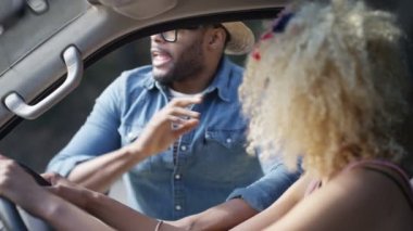 4 k Hipster adam veren yön-e doğru açık pencereden kadın arabasının