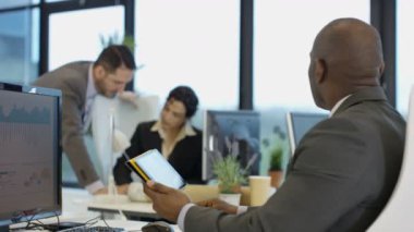 4 k endişeli işadamı bilgisayar tablet kullanma ve meslektaşları konuşmak Office