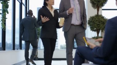 4 k çekici Afrikalı-Amerikalı işadamı şehir ofis cep telefonuyla konuşuyor