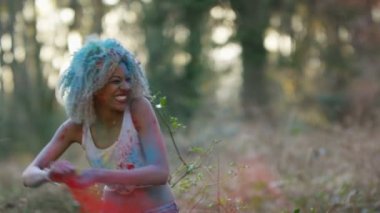 4 k atma mutlu yüksek enerji kız portre renkli toz Festivali