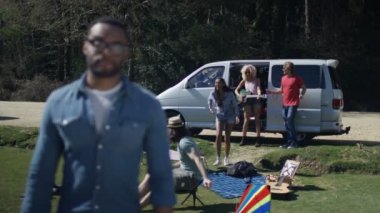 4k hipster adam müzik festivali kamp arkadaşlarıyla gülümseyen portresi