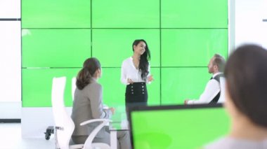 4 k kurumsal iş takım yeşil ekran video duvarın arkasında ile bir toplantıda