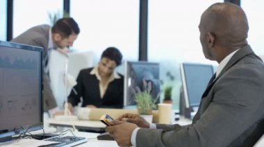 4 k ilgili işadamı tablet vasıl seyir ve meslektaşları için konuşmaya şehir ofis