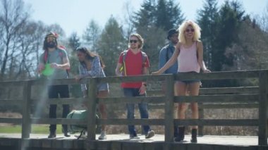 görünümü bir göz atmak Hiking 4 k kaygısız hipster arkadaşlar durdurmak