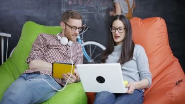 4 k genç iş grup çalışma ve trendy yaratıcı ofiste beyin fırtınası