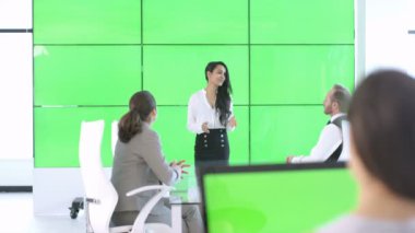 4 k kurumsal iş takım yeşil ekran video duvarın arkasında ile bir toplantıda