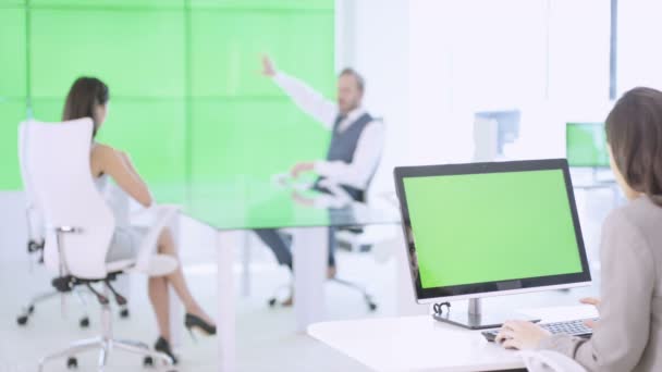 现代办公业务团队在视频墙和计算机显示器上的绿色屏幕 — 图库视频影像