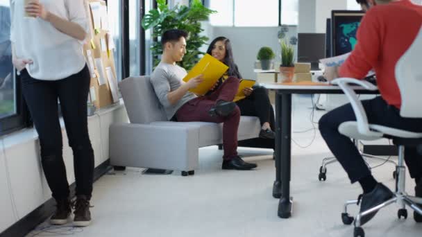 Grupo Negocios Casual Charlando Trabajando Mirando Desde Ventana Oficina — Vídeos de Stock