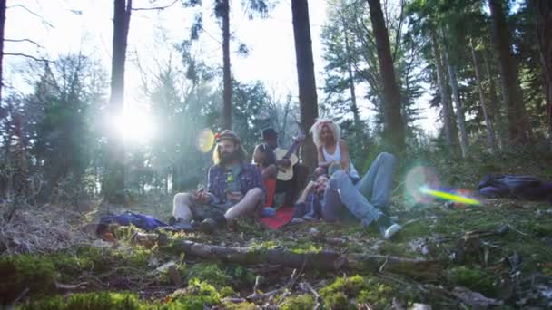 Boldog Csípő Meg Kemping Erdőben Gitározni Énekelni — Stock videók