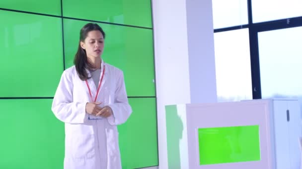 Консультант Медичних Послуг Надає Презентацію Взаємодіє Відеостіною Зеленим Екраном — стокове відео