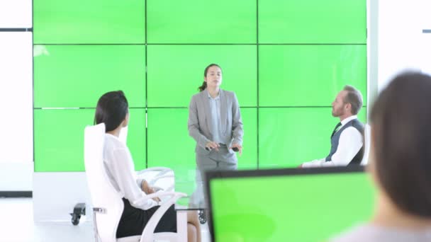 緑色の画面の背後にあるビデオ ウォールとの会談で ビジネス管理チーム — ストック動画