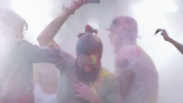 Gelukkig Hipster Vrienden Muziekfestival Dansen Gooien Gekleurd Poeder — Stockvideo