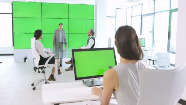 Equipo Negocios Una Reunión Una Oficina Moderna Con Pantalla Verde — Vídeo de stock