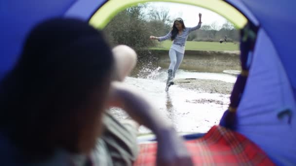 Giovane Hipster Ragazzo Guardando Sua Ragazza Dalla Sua Tenda Campeggio — Video Stock