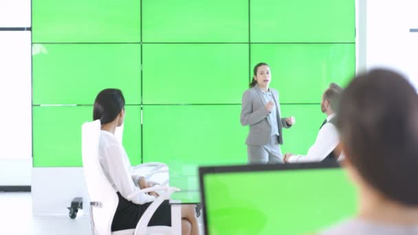 会議では 大きな緑色の画面のビデオ壁との相互作用で ビジネス チーム — ストック動画