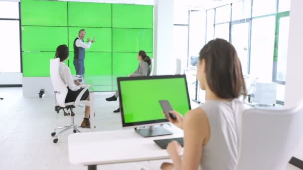 Equipo Negocios Trabajando Una Oficina Moderna Con Pantalla Verde — Vídeo de stock