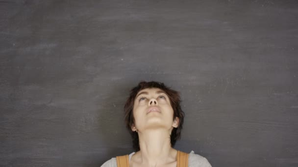 Dicht Omhoog Portret Van Lachende Vrouw Zoek Leeg Schoolbord Achtergrond — Stockvideo