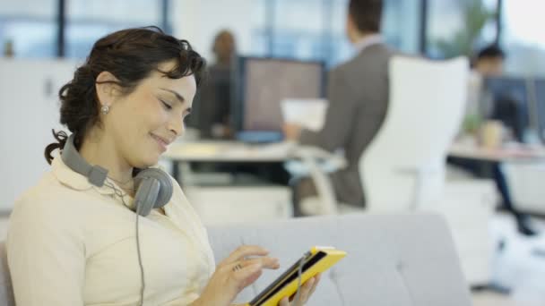 Πορτρέτο Του Χαμογελώντας Επιχειρηματίας Χρησιμοποιώντας Υπολογιστή Tablet Στο Εταιρικό Γραφείο — Αρχείο Βίντεο