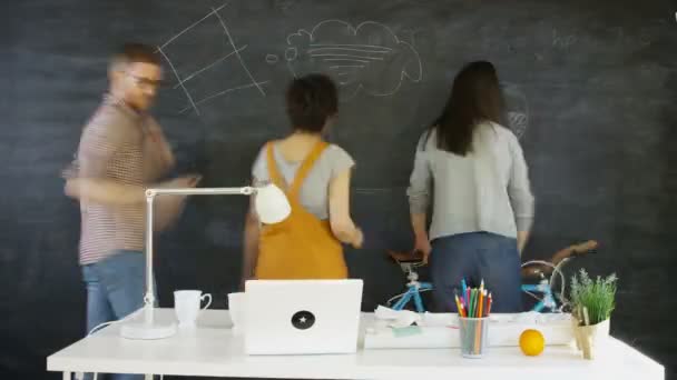 Časová Prodleva Mladí Kreativní Podnikání Skupiny Pracují Společně Brainstorming — Stock video
