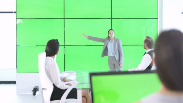 Geschäftsteam Bei Einem Meeting Das Mit Einer Großen Green Screen — Stockvideo