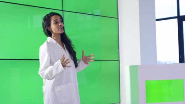 Lékařská Služba Poradce Dává Prezentace Interakce Zelená Obrazovka Video Zeď — Stock video