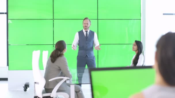 Equipe Negócios Corporativa Uma Reunião Com Parede Vídeo Tela Verde — Vídeo de Stock