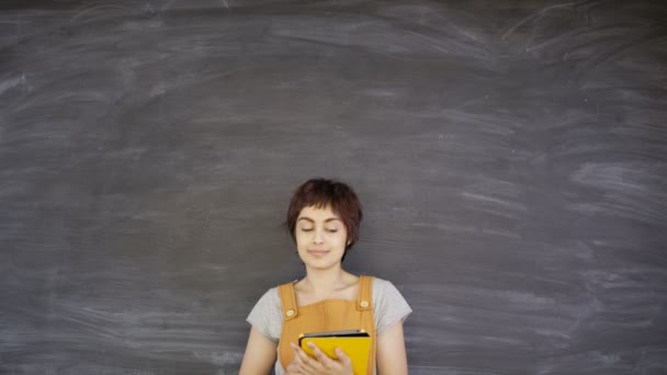 Retrato Mulher Sorridente Com Computador Tablet Sobre Fundo Quadro Branco — Vídeo de Stock