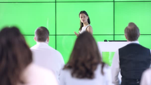 Joven Empresaria Dando Presentación Interactuando Con Pantalla Verde Video Wall — Vídeo de stock