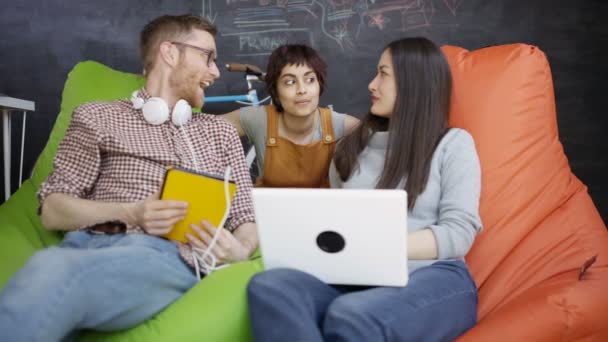 Retrato Jovens Grupos Negócios Trabalhando Brainstorming Escritório Moda — Vídeo de Stock