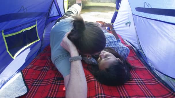 Hipster Paar Teilt Intimität Auf Zeltreise Werden Von Freunden Unterbrochen — Stockvideo