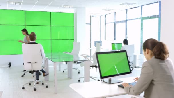 Команда Business Работает Современном Офисе Зеленым Экраном — стоковое видео