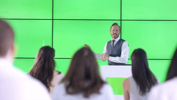 Καυκάσιος Επιχειρηματίας Παρουσίαση Και Την Αλληλεπίδραση Πράσινη Οθόνη Βίντεο Τοίχο — Αρχείο Βίντεο