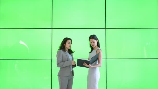 Businesswomen Discusión Oficina Moderna Con Fondo Pantalla Verde — Vídeo de stock