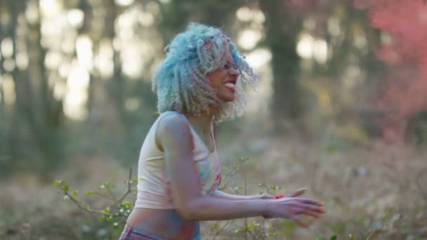 Retrato Menina Feliz Alta Energia Jogando Colorido Festival — Vídeo de Stock