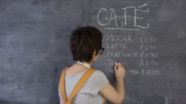 Retrato Del Trabajador Sonriente Cafetería Escribiendo Menú Bebidas Pizarra — Vídeos de Stock