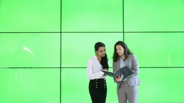 Businesswomen Discussing Paperwork Folder Green Screen Background — Stock Video