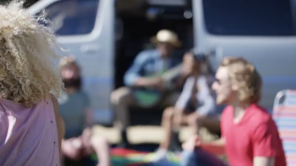 Hipster Gruppen Med Camper Van Att Kul Musik Festival Campingplats — Stockvideo