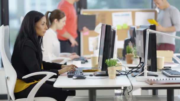 Jeune Équipe Affaires Occasionnelle Travaillant Ensemble Dans Bureau Avec Directeur — Video