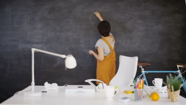 Frau Zeichnet Glühbirne Auf Tafel Bildung Oder Kreatives Bürokonzept — Stockvideo